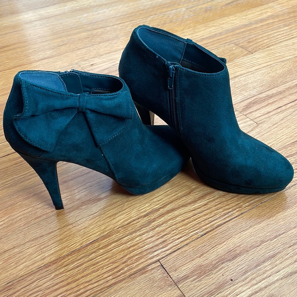 Impo faux suede forest green heeled booties